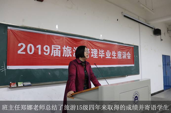 图片包含 男士, 人员, 室内, 墙壁描述已自动生成
