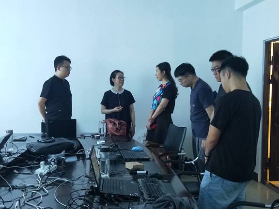 图片包含 人员, 室内, 墙壁, 计算机描述已自动生成