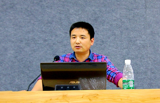 5月8日晚7点,十堰晚报深度新闻部主任吕伟应邀在6113教室为经济管理